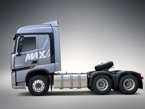 HOWO MAX TRACTOR