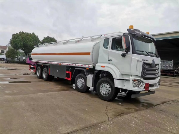 SINOTRUCK HOHAN NX 8x4 OIL TANKER ( LHD )